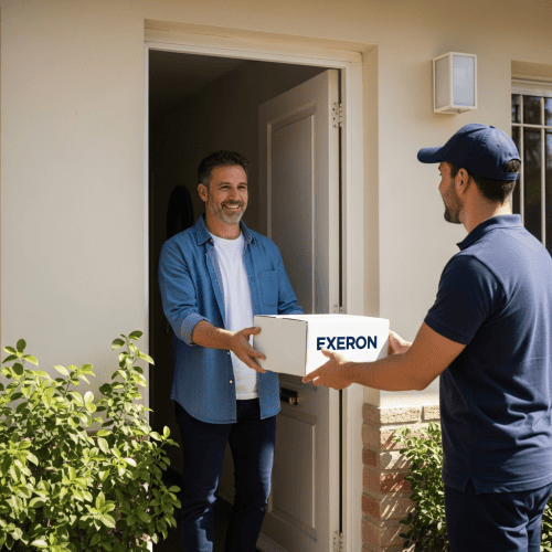 Cliente recibiendo la caja en la puerta de su casa